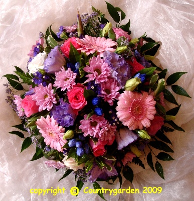 Round pink posy R P18